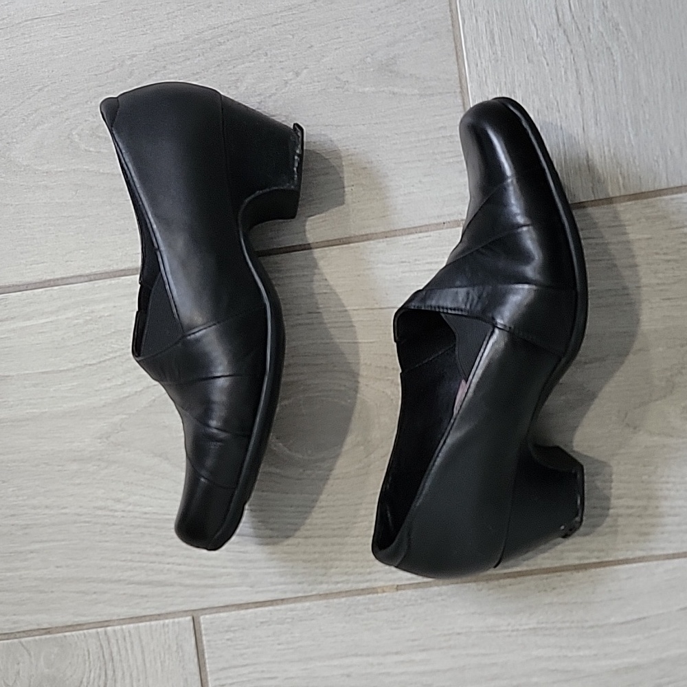 Clarks Everyday Active Air Heels, Size 8 Wide - Picture 2 of 6